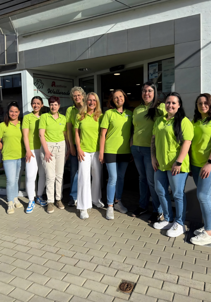 Mitarbeiter der Apotheke Wellerode vor der Apotheke
