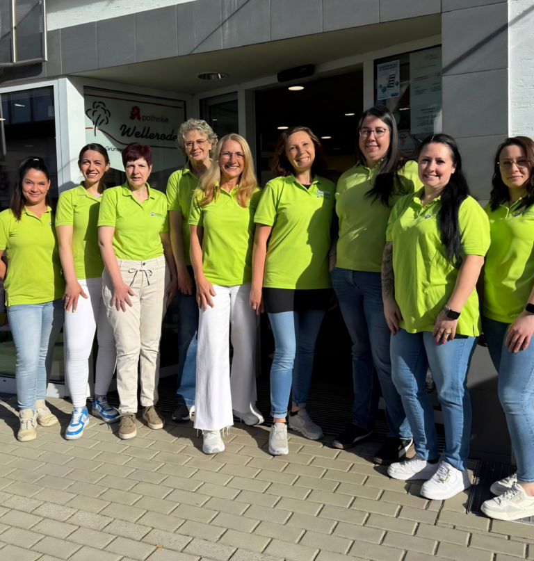 Mitarbeiter der Apotheke Wellerode vor der Apotheke